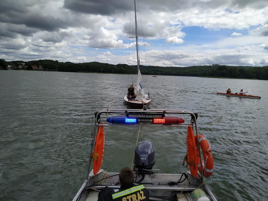 Przewrócona żaglówka na Jeziorze Ostrzyckim - do wody wpadły cztery osoby!