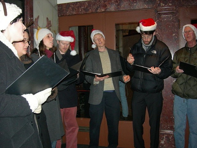 Źródło: http://commons.wikimedia.org/wiki/File:Moore_Theatre_100_Years_carolers.jpg