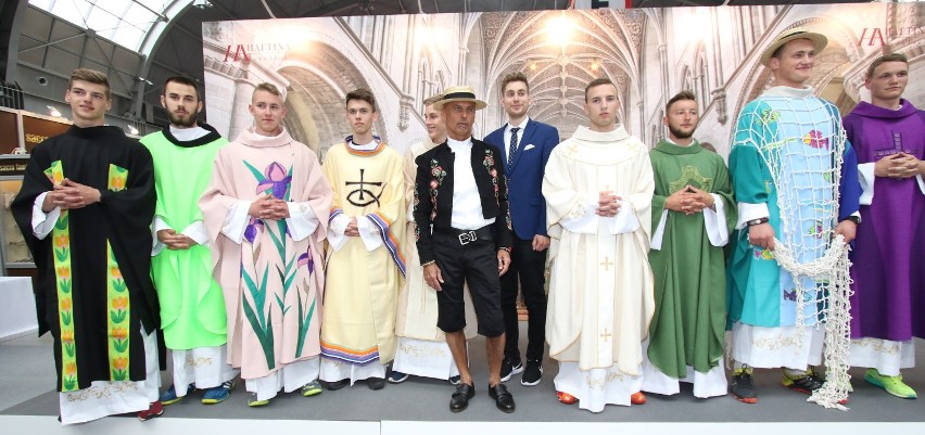 Moda dla księży. Pokaz mody liturgicznej. To zaprojektował ksiądz! [ZDJĘCIA, VIDEO]