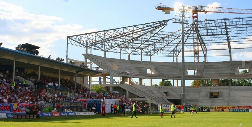 Budowa nowego stadionu Górnika Zabrze. Zdjęcia z meczu z...