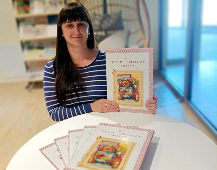 Olga Stelmach z wydrukowaną wersją swojej haftowanej książki