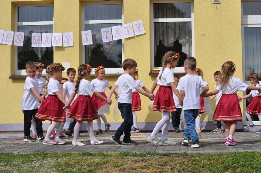 Maluchy z Przedszkola nr 3 w Oleśnicy wystąpiły z okazji Dnia Mamy i Taty. Zobaczcie zdjęcia! 