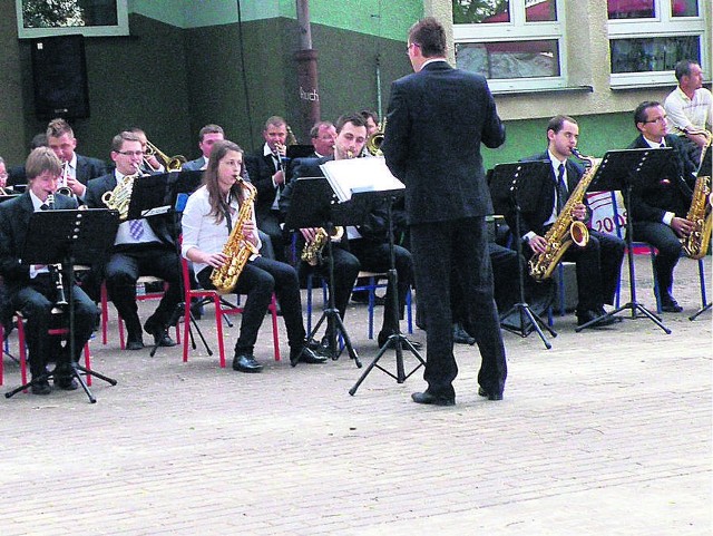 CHEŁM ŚLĄSKI
3 maja w gminie to czas majówki, która odbywa się w Kopciowicach, łącząc się z tutejszym odpustem. W tym roku było nie inaczej. Na boisku szkolnym zagrała m.in. Gminna Orkiestra Dęta pod dyrekcją Michała Urbańczyka.