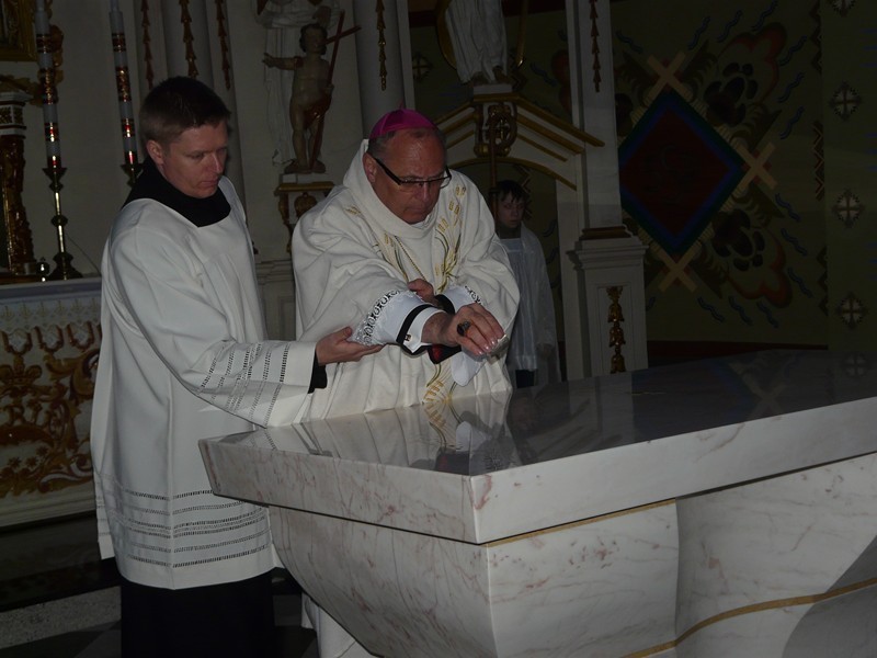 Konsekracji ołtarza w kościele w Małyniu dokonał ks. bp...