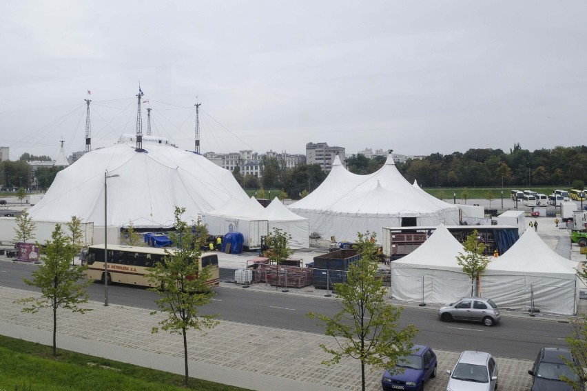 Biały namiot Cirque du Soleil już rozłożony