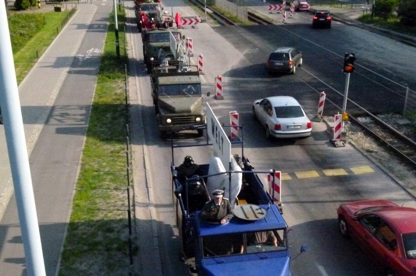 Kolumna z czołgiem i rakietami przejechała przez Łódź. Happening niemieckiej lewicy [ZDJĘCIA]