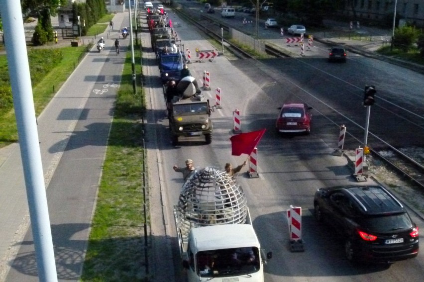 Kolumna z czołgiem i rakietami przejechała przez Łódź. Happening niemieckiej lewicy [ZDJĘCIA]