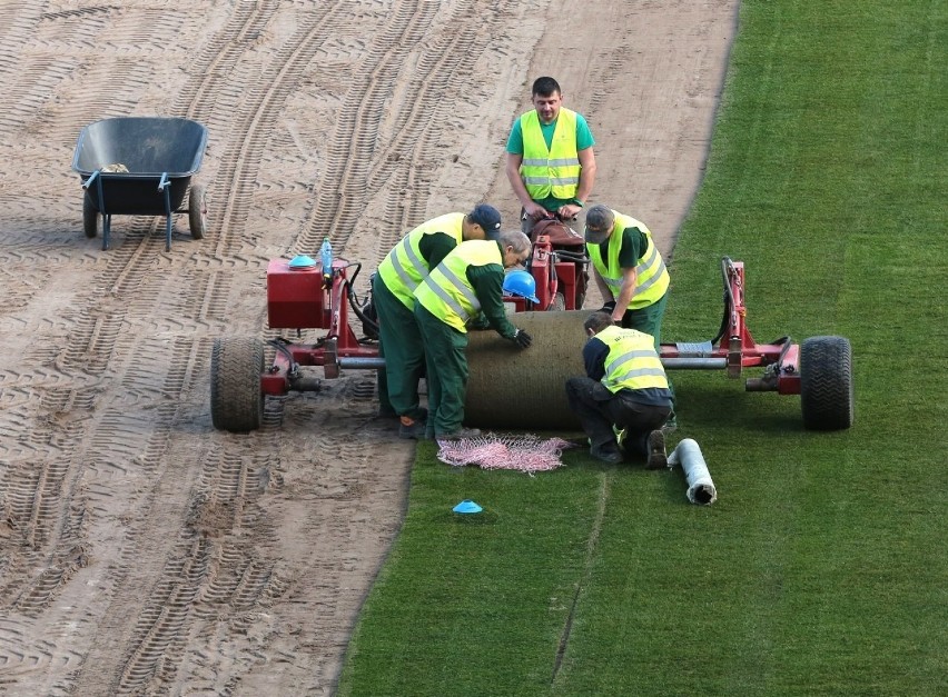 Nowa trawa rozkładana jest już na stadionie Pogoni Szczecin