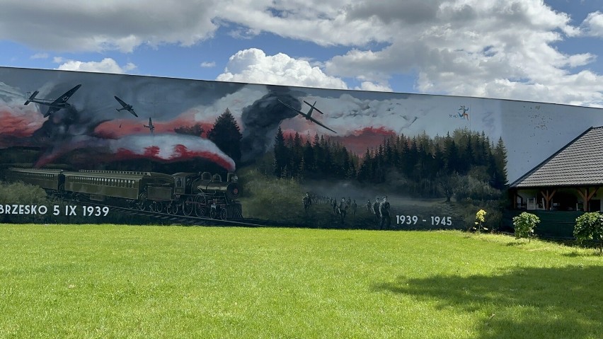 Ogromny mural patriotyczny w Brzesku. Upamiętnia I wojnę światową i dramat września 1939. Zobacz zdjęcia i film