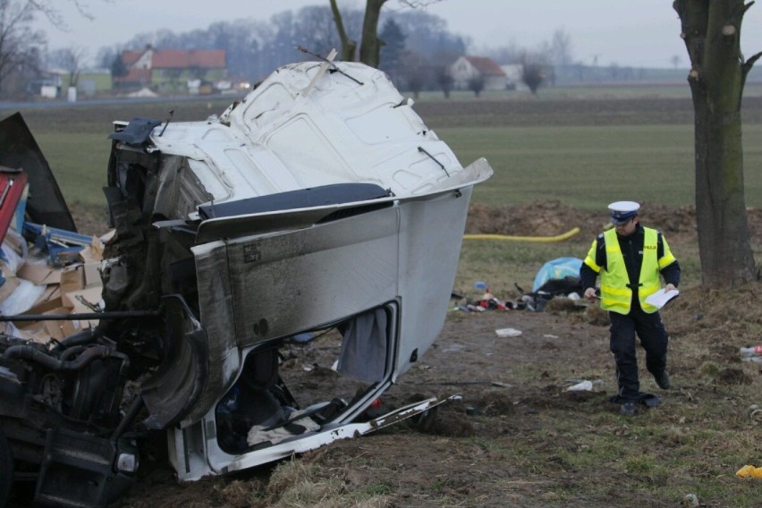 Wypadek na drodze Wrocław - Świdnica. Tir wylądował w rowie (ZDJĘCIA)