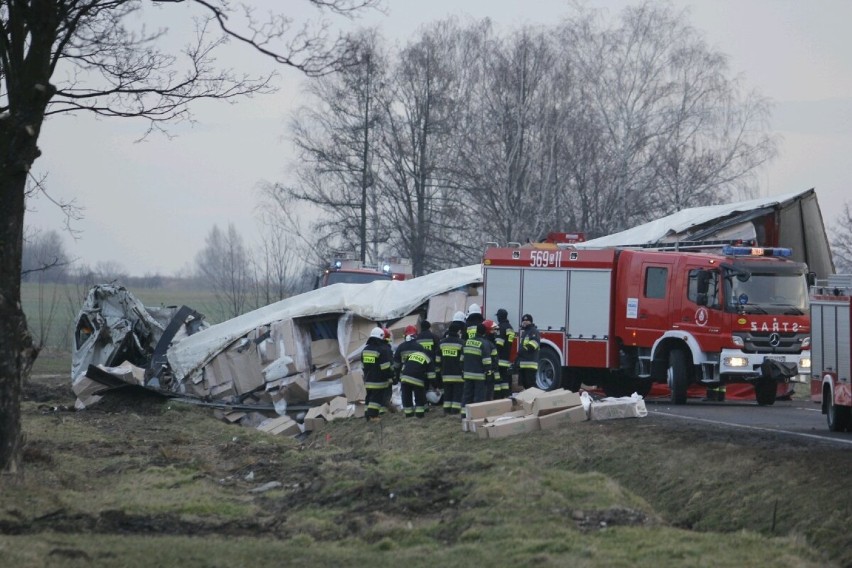 Wypadek na drodze Wrocław - Świdnica. Tir wylądował w rowie (ZDJĘCIA)