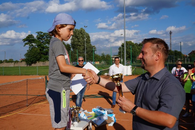 Puchary wręczał burmistrz Remigusz Lorenz.