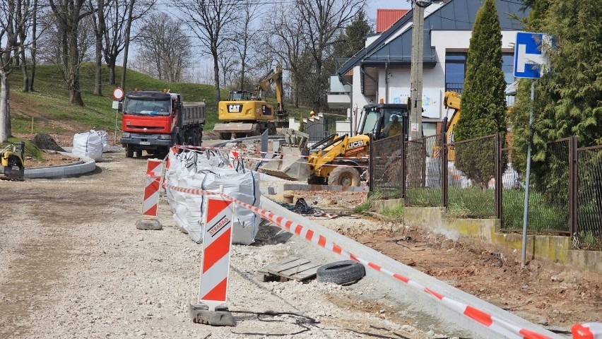 Przebudowa ulicy Podklasztornej w Kielcach i budowa nowego skrzyżowania coraz bardziej zaawansowane. Zobacz na zdjęciach co już zrobiono