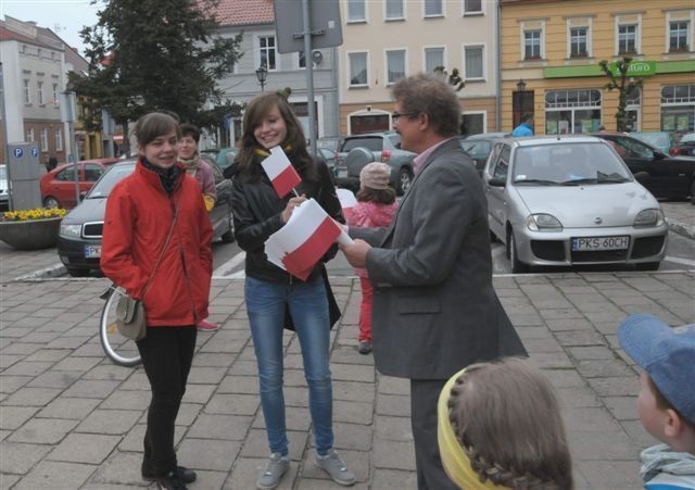 Kościan: z okazji Święta Polskiej Flagi na kościańskim Rynku rozdawano biało-czerwone chorągiewki