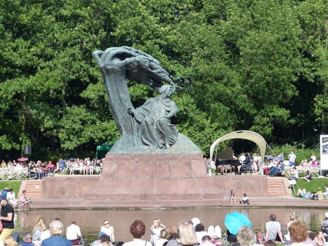 Pod pomnikiem Fryderyka Chopina już po raz 55. odbywają się Koncerty Chopinowskie. Fot. Adrianna Adamek-Świechowska