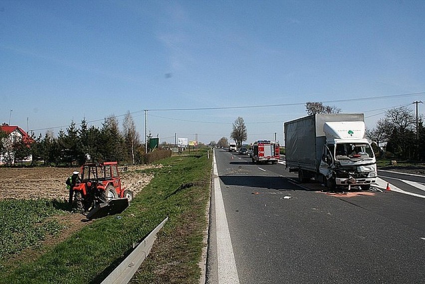 Wypadek w Głuchowie. Ciężarówka uderzyła w traktor