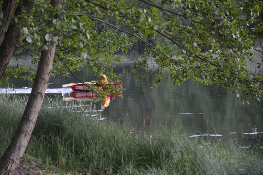 Strażacy poszukiwali chłopca w jeziorze, a karetka odjechała przed zakończeniem akcji do bazy