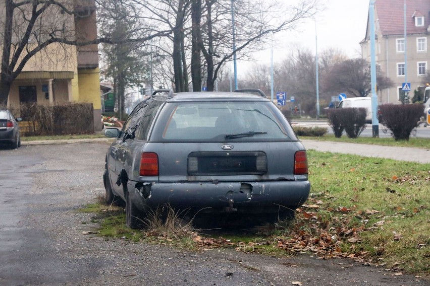 Wraki aut zalegają na parkingach w Legnicy, zobaczcie aktualne zdjęcia