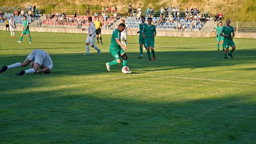 Ligowy mecz piłki nożnej MKS Debrzno -  Echo Biesowice. Ważne oczka dla zwycięzców 