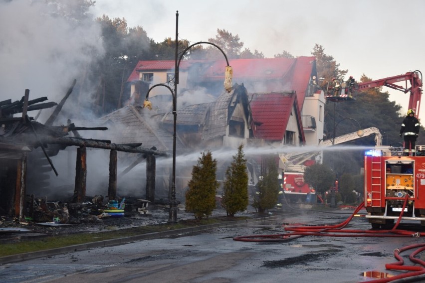 Spłonęła Łebska Chata. Wraz z nią dom obok. Mieszkańcy stracili dobytek