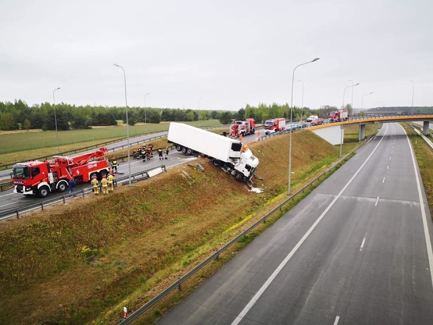 Wypadek na autostradzie A1. Ciężarówka spadła ze skarpy...