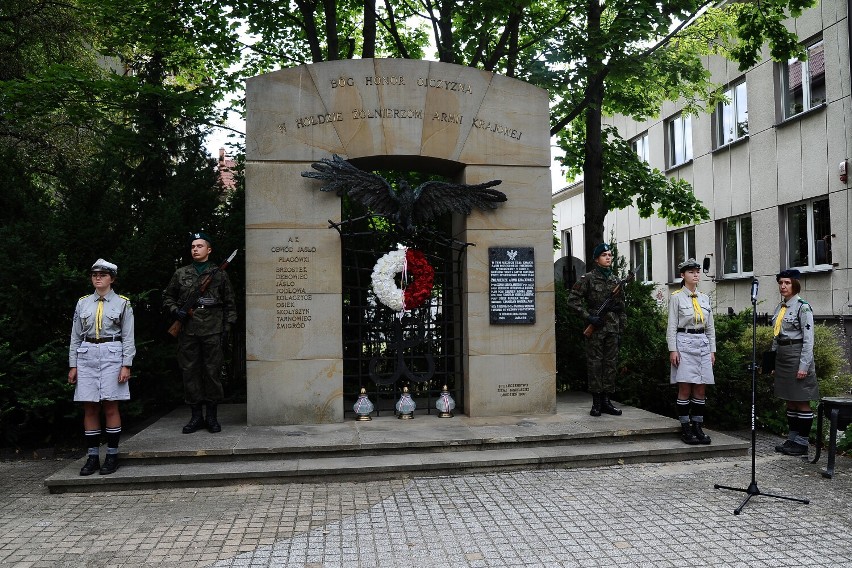 Pomnik Armii Krajowej w Jaśle. W tym miejscu stał gmach sądu...