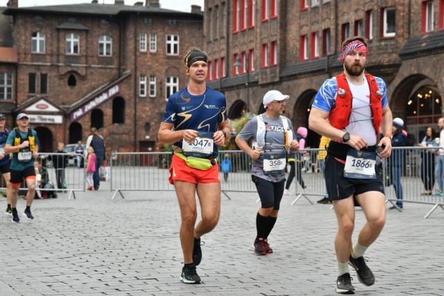 Trasa Silesia Marathonu wiodła między innymi przez Nikiszowiec.
Zobacz kolejne zdjęcia. Przesuwaj zdjęcia w prawo - naciśnij strzałkę lub przycisk NASTĘPNE