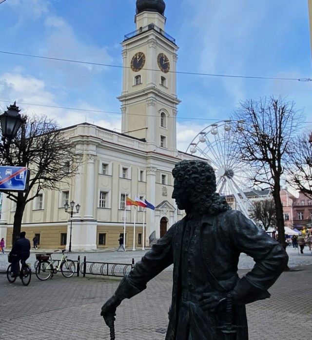 Urząd miasta zachęca osoby mieszkające w Lesznie, nawet gdy są zameldowane poza Lesznem, aby w rocznym zeznaniu podatkowym PIT wpisały swój rzeczywisty adres zamieszkania