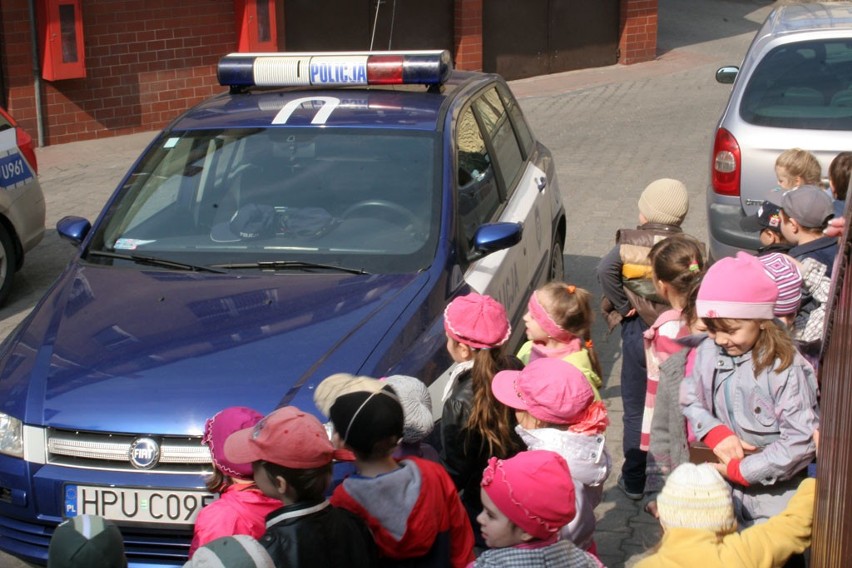 Dzieci z przedszkola Grzybek w Kleparzu na komendzie policji