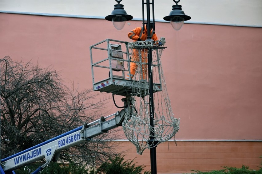 Montaż oświetlenia świątecznego w Legnicy [ZDJĘCIA]