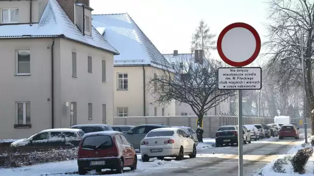 Na wjazdach na osiedle Pileckiego w Oświęcimiu stanęły znaki zakazu ruchu, m.in. od ul. Więźniów Oświęcimia