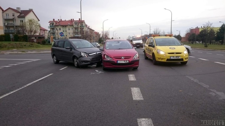 Opel zderzył się z peugeotem na al. Witosa w Opolu. Winny 36-latek, który wymusił pierwszeństwo