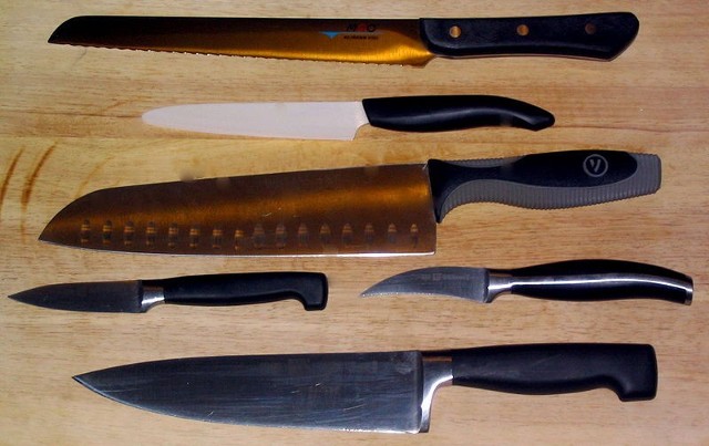 Źródło: http://commons.wikimedia.org/wiki/File:Various_cooking_knives_-_Kyocera,_Henckels,_Mac,_Wiltshire.JPG