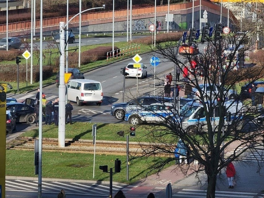 Mężczyzna uciekał przed policją i doprowadził do kolizji.