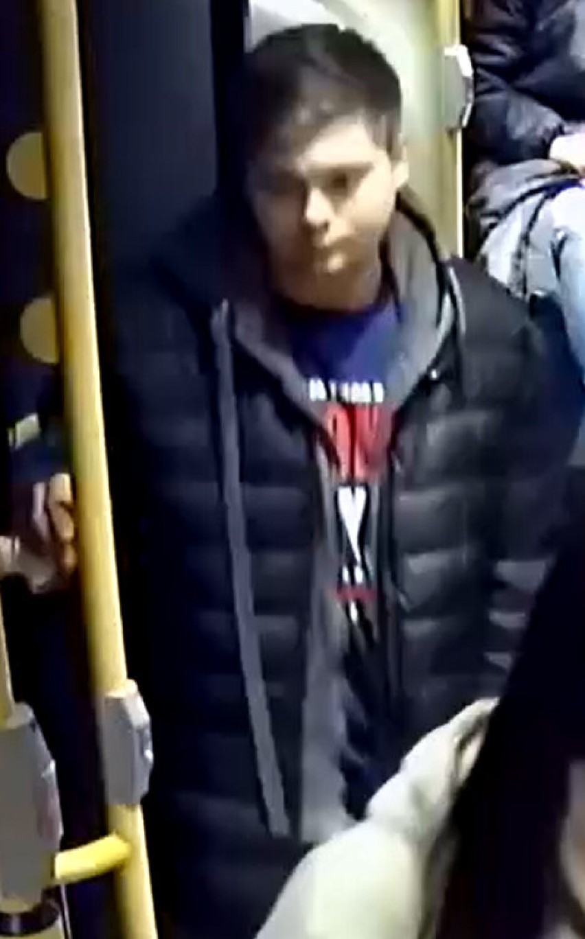 Policja szuka chłopaka ze zdjęcia. Rozpoznajesz go? Pobił pasażera w autobusie. "Zaatakował szklaną butelką, kopał i uderzał po całym ciele"