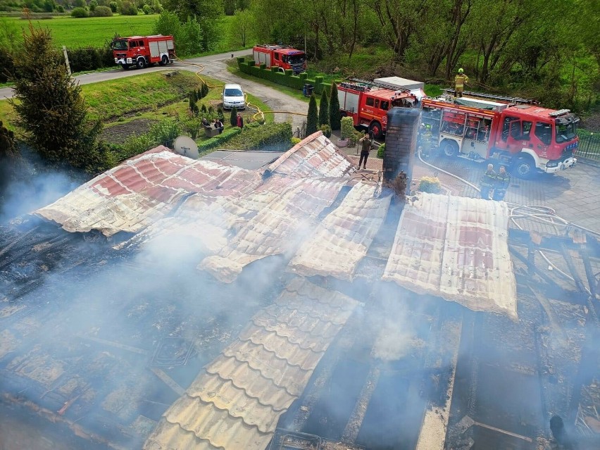 Cały budynek był objęty ogniem, zawaleniu uległ dach.