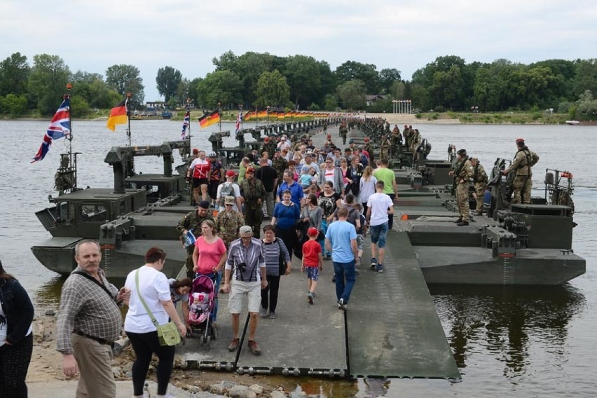 Mieszkańcy Chełmna mogli przejść zbudowaną przeprawą mostową...