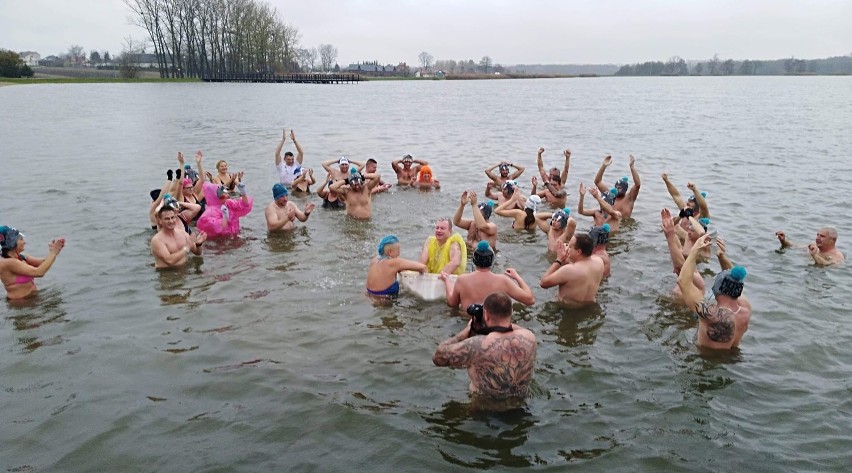 Kraśnicki Klub Morsów rozpoczął czwarty sezon zimowych kąpieli w Zalewie Kraśnickim (ZDJĘCIA)