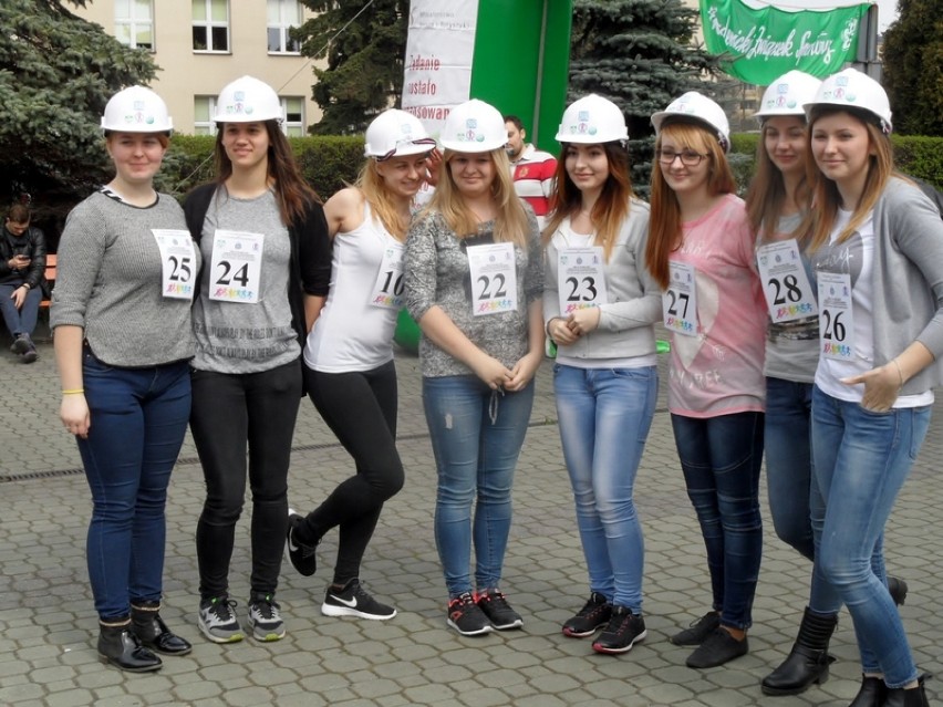 Dziś Dzień Otwartych Drzwi 2016 na Politechnice Częstochowskiej. Dziewczęta pobiegły w kaskach FOTO