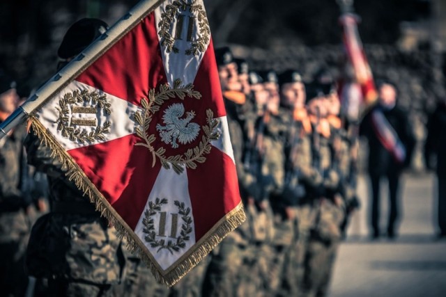 W piątek, 15 lutego br. w samo południe odbyły się uroczystości upamiętniające 74. rocznicę walk o Żagań oraz ewakuacji żagańskich obozów jenieckich. 

Dokładnie 16 lutego 1945, po czterech dniach zaciętych walkach oddziały radzieckie zajęły prawobrzeżną stronę miasta. Następnego dnia oddziały niemieckie zagrożone oblężeniem wycofały się z lewobrzeżnej części Żagania. Jednak jak przypomniano w narracji, krwawe walki o Żagań poprzedziła ewakuacja obozów jenieckich Stalagu VIII C, Luft III i Luft IV, dla których tamte boje stały się jednocześnie kresem istnienia. Przypomniano, iż 27 stycznia 1945 roku ewakuowano ponad 10 000 lotników Stalagu Luft 3, a z kolei 8 lutego 1945 roku - jeńców Stalagu VIIIC.

Uroczystości upamiętniające walki o Żagań, miały miejsce na Placu Generała Maczka, który kilka dni wcześnie przejęli symbolicznie żołnierze Czarnej Dywizji. Podczas uroczystości, wojskową asystę honorową wystawili żołnierze 11. batalionu remontowego. Dyrektor Muzeum Obozów Jenieckich w Żaganiu, Marek Łazarz przybliżył historię tamtych dni, odnosząc się zarówno do walk o miasto, jak również w poruszający sposób opisując losy jeńców wojennych ewakuowanych z żagańskich obozów jenieckich.

Podczas uroczystości Zarząd Oddziału Związku Inwalidów Wojennych RP w Żaganiu, w podziękowaniu za pomoc świadczoną związkowi i jego członkom wyróżnił ryngrafem pamiątkowym oraz medalem min. 11 Lubuską Dywizję Kawalerii Pancernej, Orkiestrę Wojskową w Żaganiu oraz pułkownika Piotra Zieję, zastępcę szefa sztabu ds. operacyjnych 11LDKPanc. 

Ostatnim kulminacyjnym punktem uroczystości było złożenie wiązanek kwiatów pod pomnikiem 1. Polskiej Dywizji Pancernej i 1. Drezdeńskiego Korpusu Pancernego. 

W tym rocznicowym wydarzeniu udział wzięli między innymi kombatanci, przedstawiciele władz samorządowych, służb mundurowych, organizacji społecznych, instytucji państwowych oraz licznie zgromadzeni uczniowie żagańskich szkół, a także goście i mieszkańcy miasta. 

Zobacz też: Pożegnanie trzeciej i powitanie czwartej zmiany wojsk amerykańskich w Żaganiu. 13.02.2019
