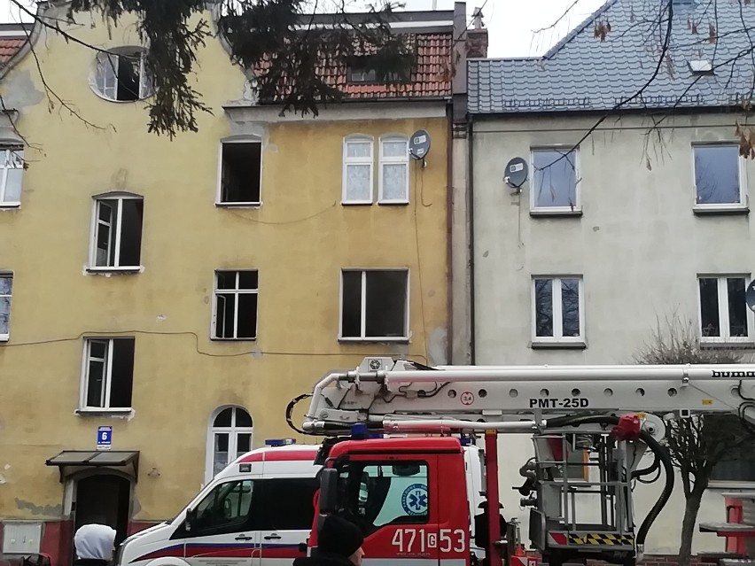 Pożar w budynku przy ul. 1 Maja w Lęborku. Lokator trafił do szpitala [ZDJĘCIA]