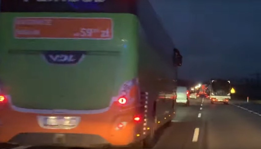 Karetka na sygnale, a autobus blokuje lewy pas! Zobaczcie nagranie z autostrady A4 [FILM]