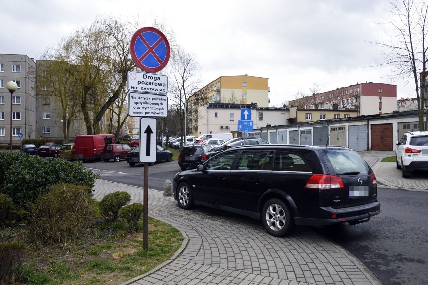 Zakazy postoju mają ułatwić strażakom dojazd. Ale nie każdy...