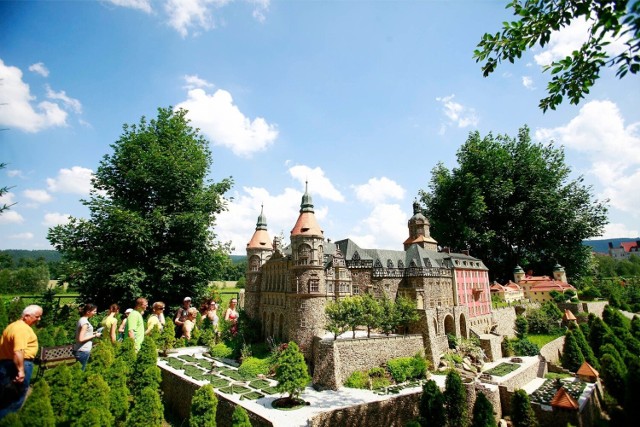 Ten z kolei park miniatur wyspecjalizował się zabytkach Dolnego Śląska. Szczególnie imponująca jest miniatura Zamku w Mosznej i bazyliki w Krzeszowie.

