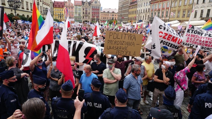 Zwolennicy i przeciwnicy Andrzeja Dudy we Wrocławiu