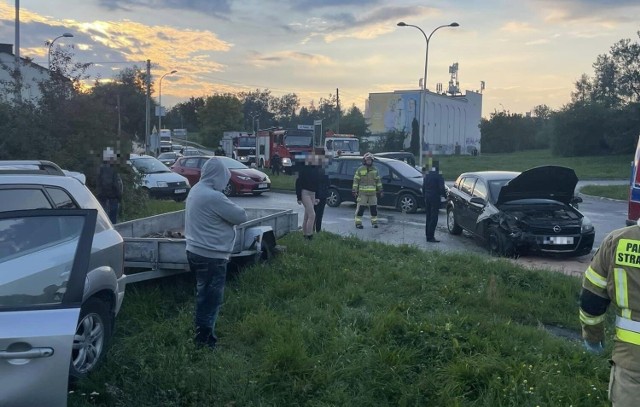 Trzy samochody brały udział w wypadku na skrzyżowaniu ulic Karkowskiej w Pakosz w Kielcach. Zobacz więcej zdjęć >>>