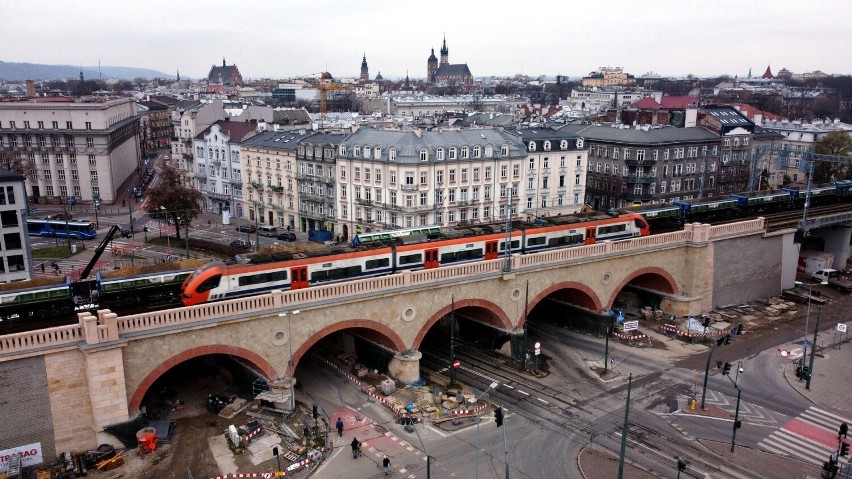 Kraków. Prace ziemne nad ulicą Grzegórzecką. Trwa rozbudowa wiaduktu kolejowego 