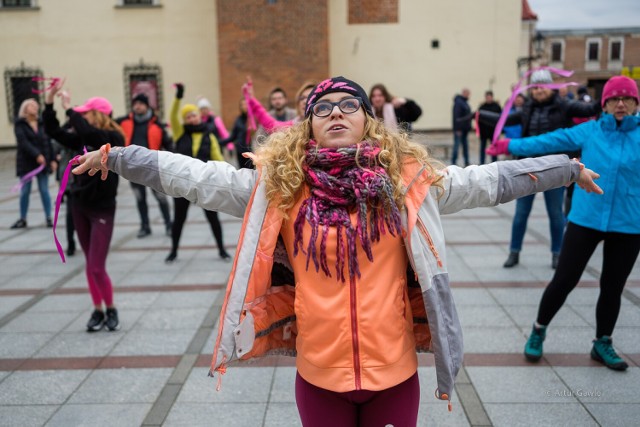 Na tarnowskim Rynku zjawiło się kilkadziesiąt osób, aby wziąć udział w ogólnoświatowej akcji i razem zatańczyć przeciw przemocy wobec kobiet