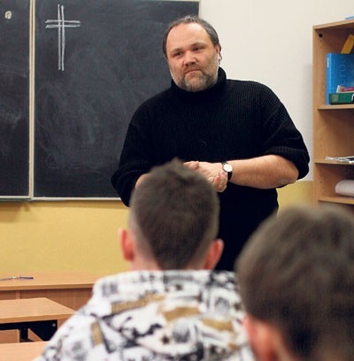 Grzegorz Fels podczas lekcji religii w rudzkiej szkole