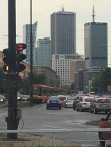 Gigantyczny korek w centrum miasta po zderzeniu taksówki z tramwajem